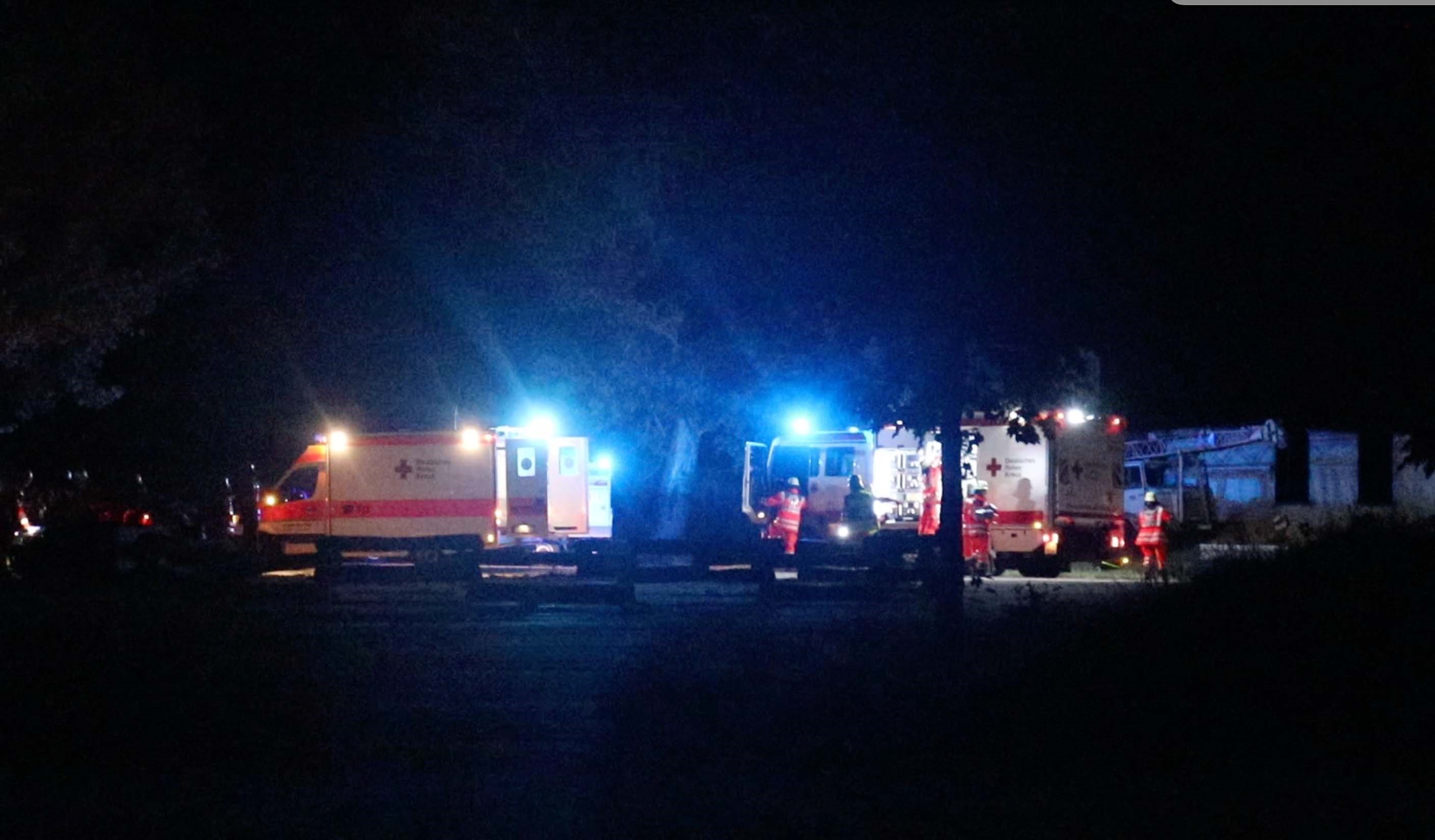 Einsatzfahrzeuge während der Übung bei Nacht