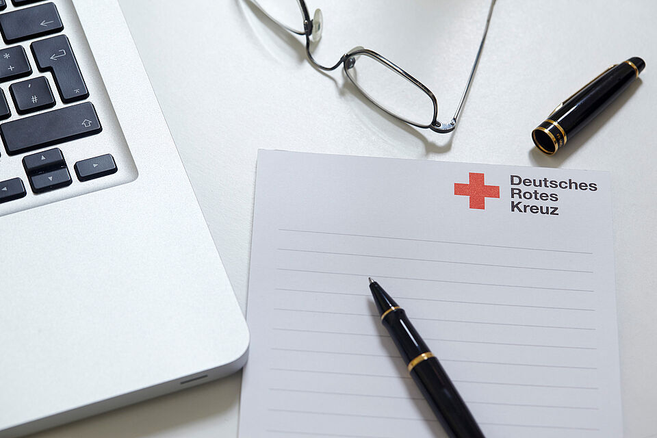 Symbolfoto: Schreibblock mit DRK - Logo