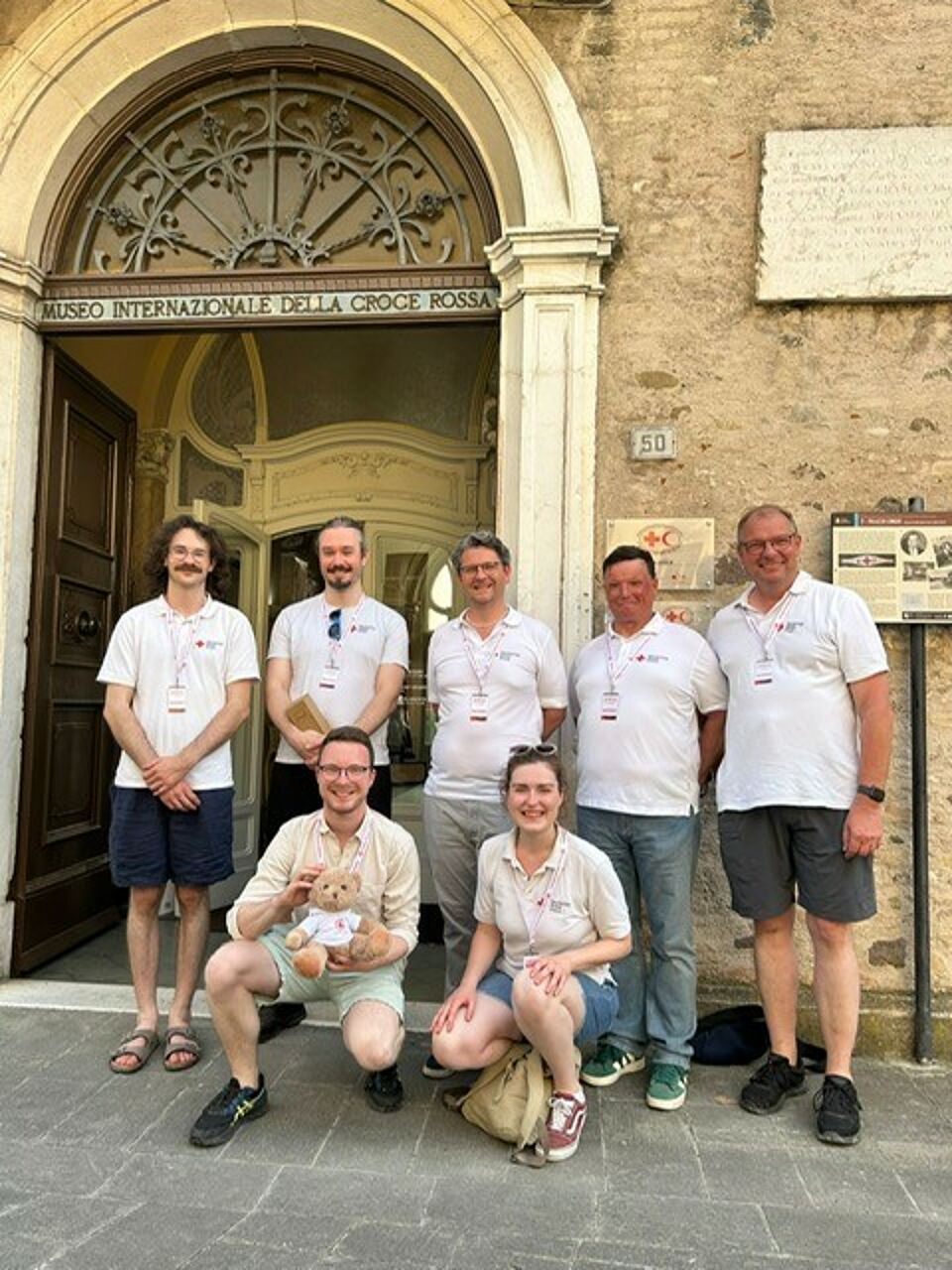 Gruppenfoto vor Torbogen