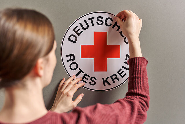 Symbolfoto DRK-Rundlogo Aufkleber