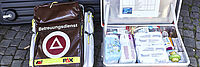 Tasche des Betreuungsdienstes und Koffer mit Hygieneartikeln