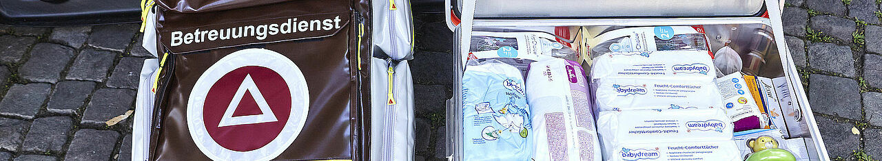 Tasche des Betreuungsdienstes und Koffer mit Hygieneartikeln