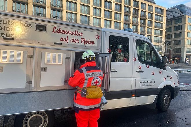 Einsatzfahrzeug der Rettungshundestaffel am Einsatzort