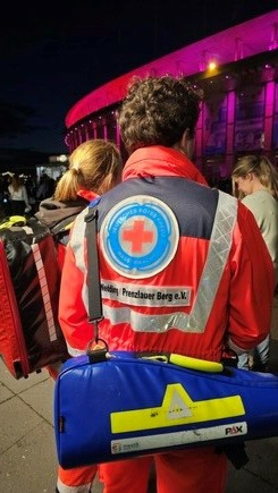 Rückenansicht ehrenamtliche Helfende